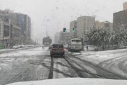بارش برف زمستانی در قم + برف روبی و نمک پاشی در جاده ها / فیلم