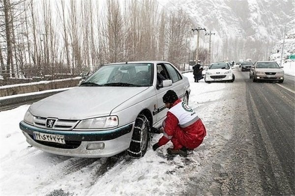 گیر کردن خودرو ها در گردنه چری بر اثر بارش بارف