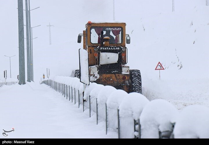 بسته شدن جاده دارزین در کرمان به دلیل بارش برف شدید + فیلم