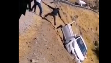 نجات معجزه آسای راننده از داخل خودرویش قبل از سقوط + فیلم