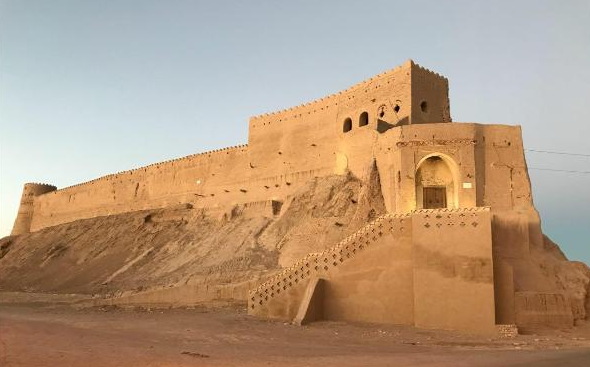 قلعه مروست کجاست؟