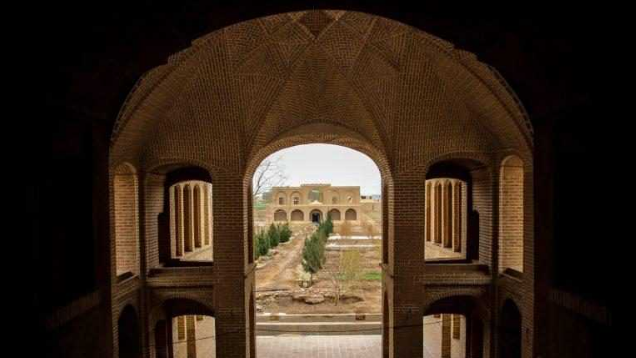 حتما از مجموعه حجت آباد اشکذر بازدید کنید