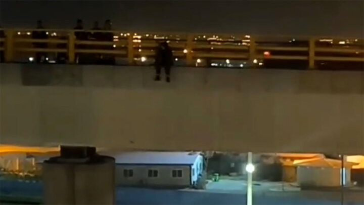 نجات معجزه آسای دختر مشهدی از خودکشی از بالای پل + فیلم