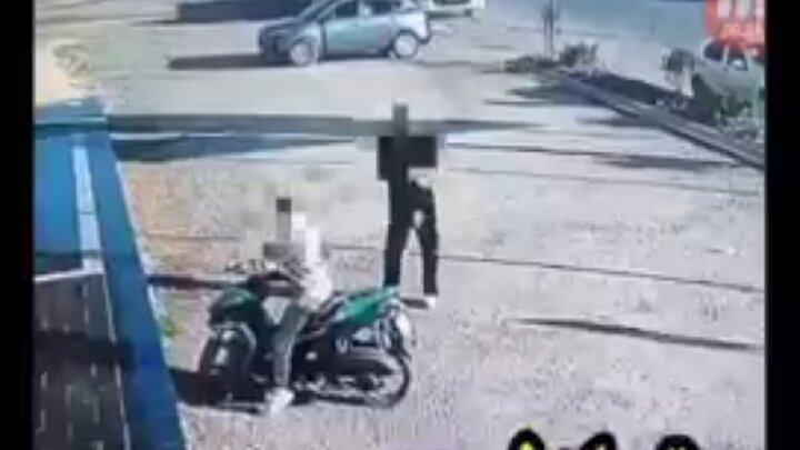 تصادف هولناک موتورسوار با خودرو سواری در مازندران + فیلم دوبین مداربسته