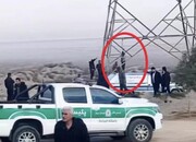خودکشی هولناک راننده تریلی در شیراز / مرد جوان خود را از دکل برق آویزان کرد / عکس