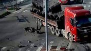 تصاویری دلخراش از لحظه برخورد در کامیون به صورت عابر / فیلم