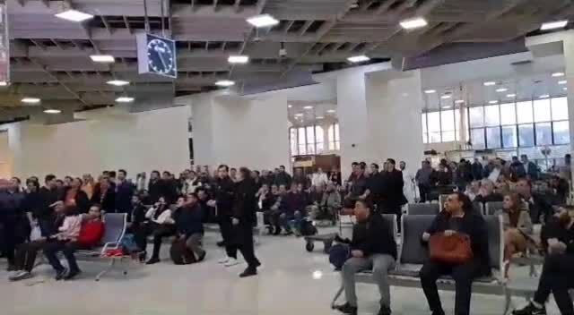 شادی مردم در فرودگاه مهرآباد بعد از برتری ایران مقابل ژاپن / فیلم