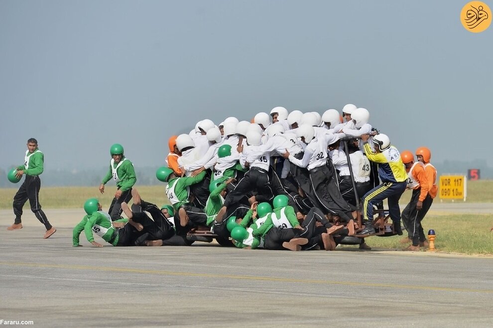 عکس| فقط در هند ۵۸ نفر روی یک موتورسیکلت سوار می‌شوند