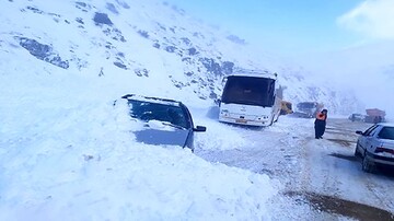 حادثه برای دستگاه اتوبوس با ۲۲ مسافر در پی ریزش بهمن