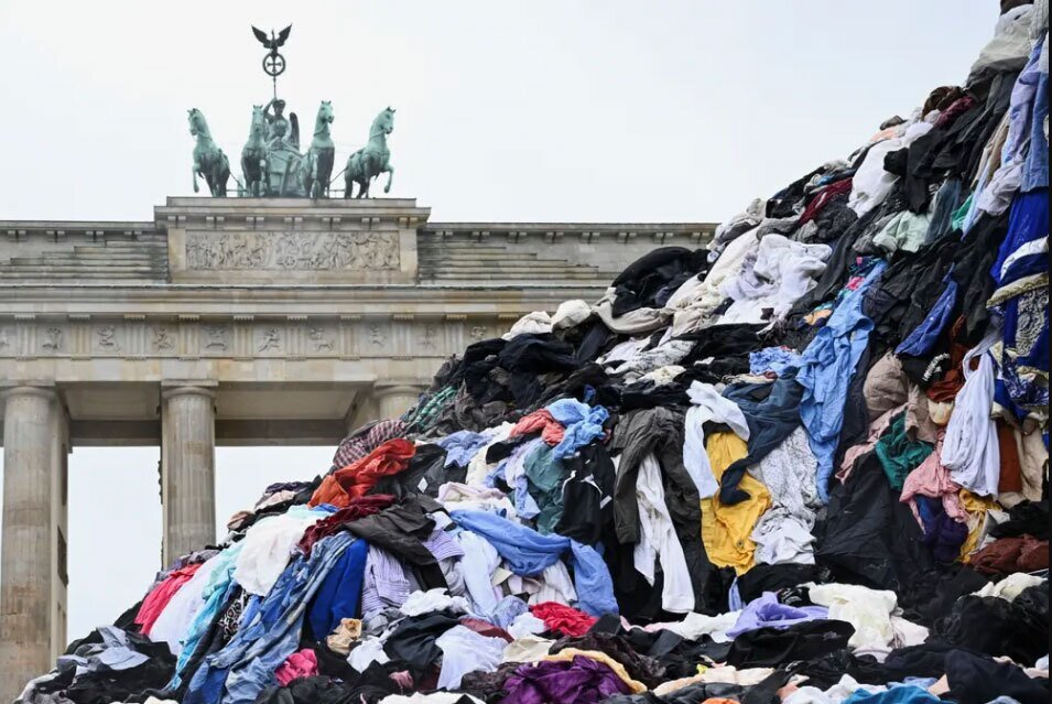 ساخت کوه لباس به نشانه اعتراض در آلمان + عکس جالب