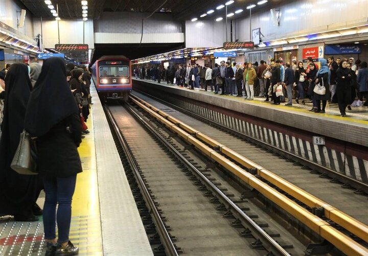 جزئیات حادثه در خط ۴ متروی تهران / برخورد یک مسافر با قطار مترو