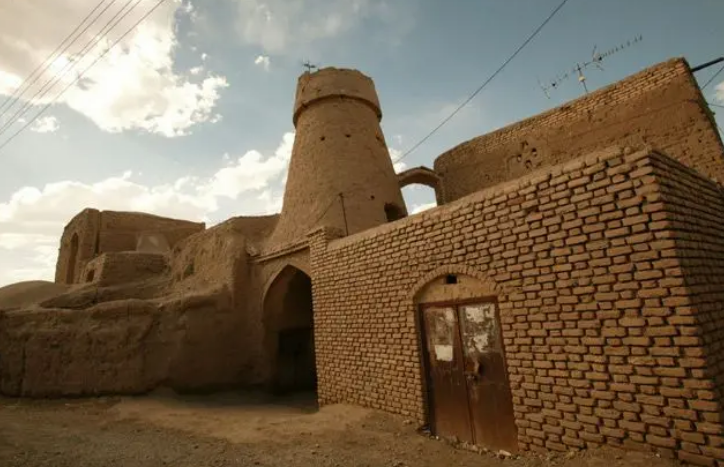 حتما از قلعه‌های تاریخی خوسف بازدید کنید