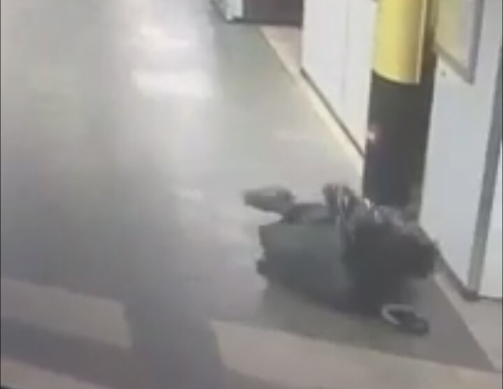 حمله وحشیانه یک مرد غریبه به چند زن در مترو + فیلم 