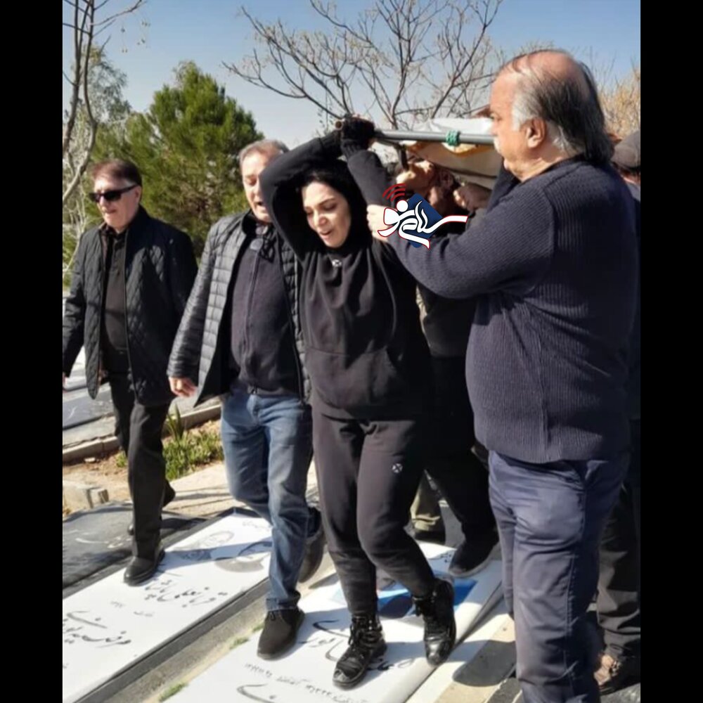 کار زشت یک خانم با بازیگر زن مشهور در مراسم ختم مادرش هنگام عزاداری + عکس