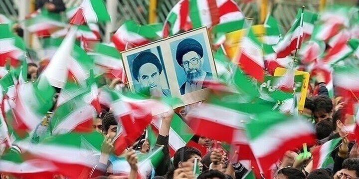 عکس دیده نشده از حضور مصطفی خامنه‌ای، پسر بزرگ رهبر انقلاب در مراسم ۲۲ بهمن