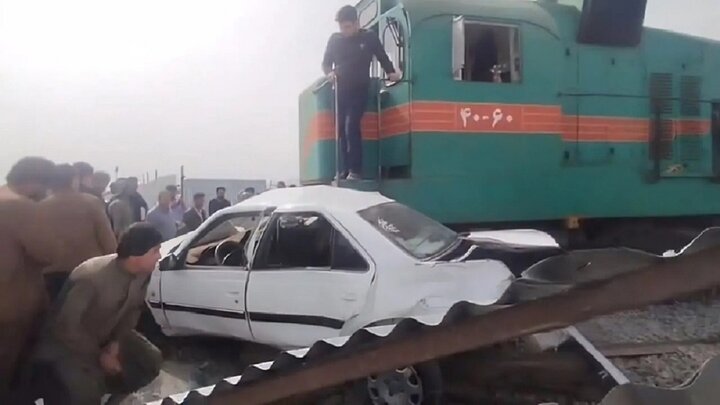برخورد قطار با خودرو پژو پارس در زاهدان