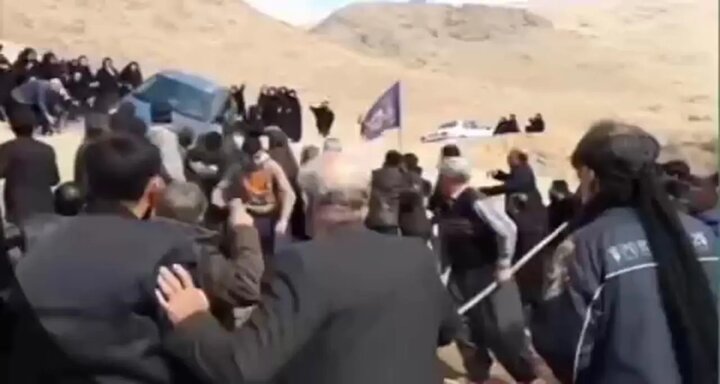 ورود عجیب یک خودروی بدون راننده به داخل قبر در روستایی در ایران / فیلم