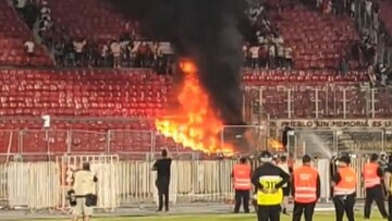 آتش زدن سکوهای یک استادیوم توسط تماشاگران عصبانی + فیلم