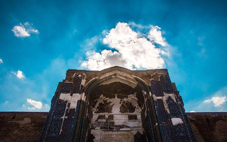 قدمت مسجد کبود چقدر است؟
