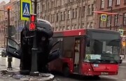 برخورد وحشتناک یک ماشین با اتوبوس شهری و تیر برق! + فیلم