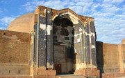 قدمت مسجد کبود چقدر است؟
