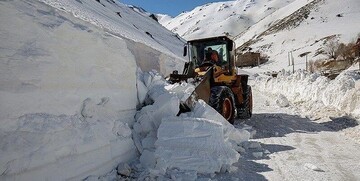 مسدود شدن جاده درپی بارش برف شدید در آذربایجان غربی + فیلم