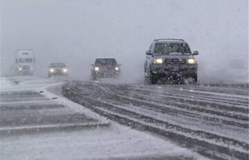 بارش برف شدید در جاده چالوس + قفل شدن جاده درپی ترافیک شدید