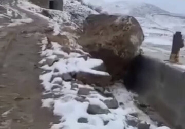 رانش وحشتناک زمین و سقوط سنگ بزرگ در این روستای ایران پس از بارش برف + فیلم