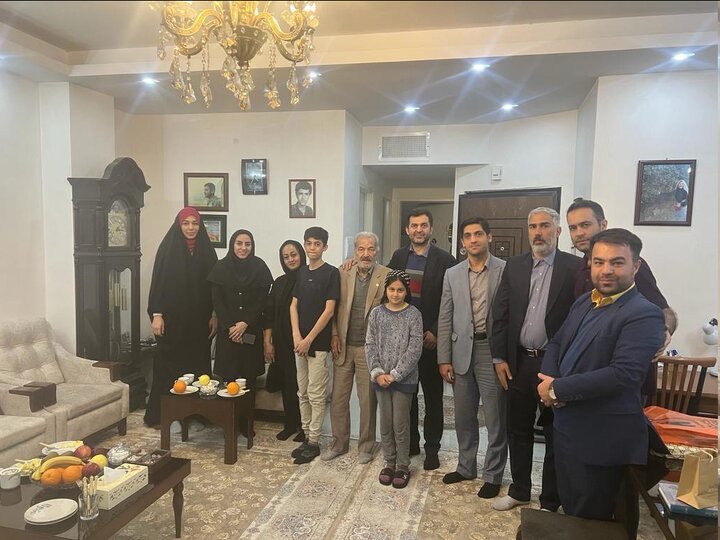 دیدار جمعی از فعالین سیاسی کشور با خانواده شهید سعید عزیزی