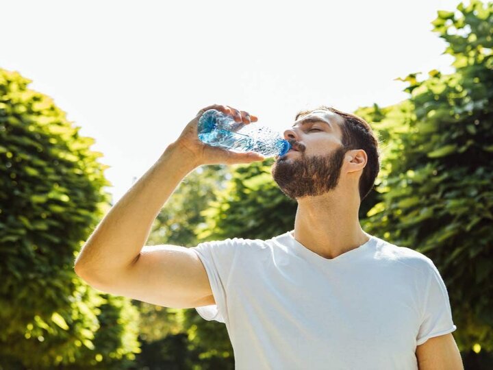 خطرات نوشیدن آب هنگام غذا خوردن
