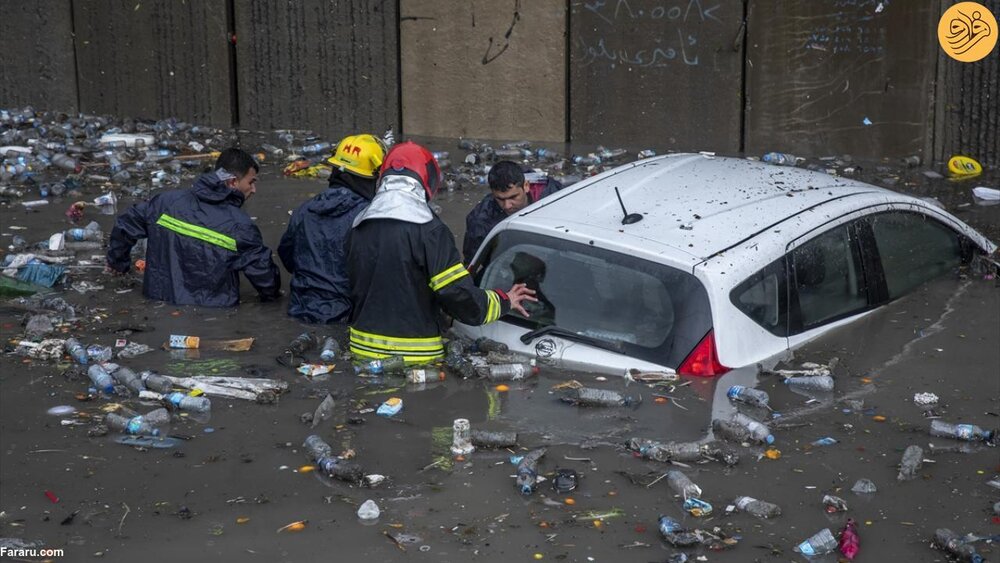تصاویر دلهره آور از لحظه غرق شدن ماشین ها در سیل پس از بارش باران شدید + عکس