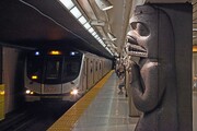 شعر شاعر مشهور ایرانی بر روی کتیبه های داخل واگن مترو در کانادا + عکس