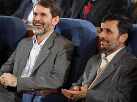 محمود احمدی نژاد در جوانی هنگام نماز خواندن + عکس زیر خاکی و دیده نشده