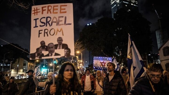 تظاهرات صدها تن از ساکنان اراضی اشغالی مقابل اقامتگاه نتانیاهو در قدس اشغالی