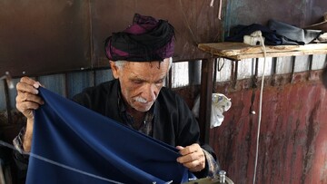 خیاطی کردن عجیب پیرمرد ایرانی نابینا در شهرستان پاوه + فیلم