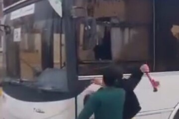 لحظه دلهره آور حمله اراذل و اوباش به یک اتوبوس در مشهد / فیلم