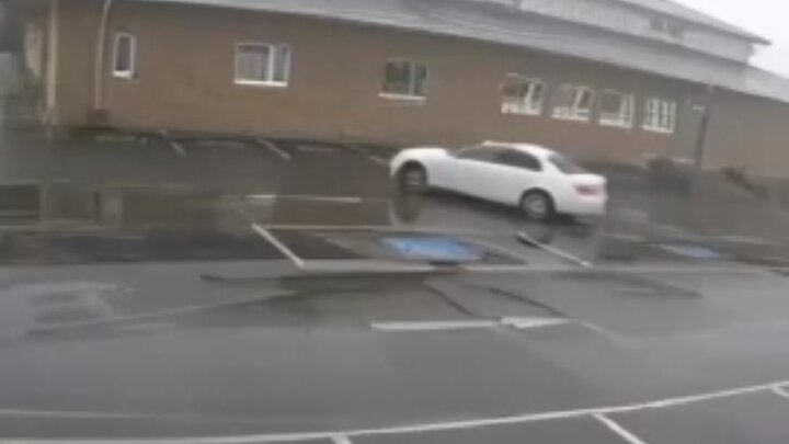لحظه عجیب تصادف یک ماشین BMW با قایق + فیلم