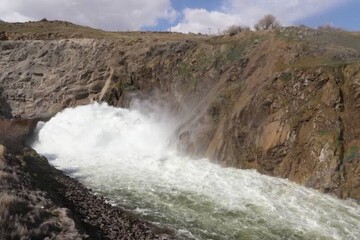 لحظه رها سازی آب سد بوکان به دریاچه ارومیه / فیلم