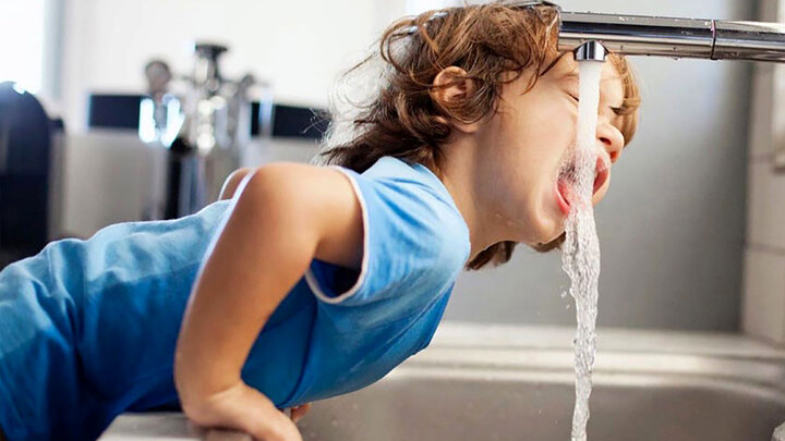 جلوگیری از تشکیل سنگ کلیه با نوشیدن آب