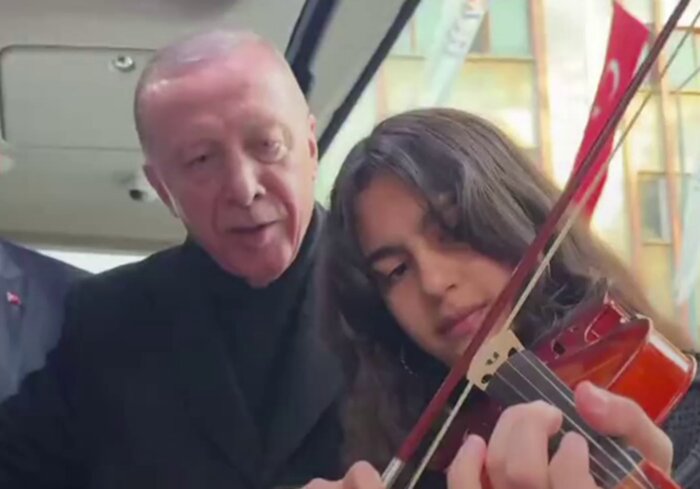 آواز خواندن اردوغان در کنار یک دختر / فیلم