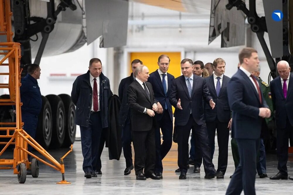 (عکس) پوتین هنگام بازدید از خط تولید بمب فکن روسی
