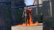 آتش گرفتن خودخواسته یک شهروند مقابل درب سفارت + فیلم