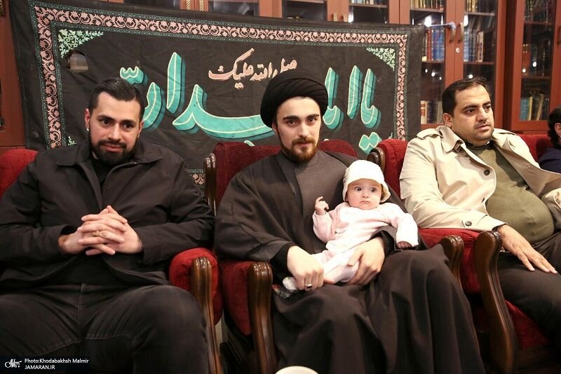 عکس جدید از ایران خمینی در آغوش پدرش