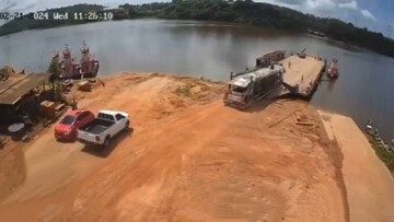 سقوط عجیب کامیون به داخل رودخانه به دلیل عدم کنترل راننده + فیلم