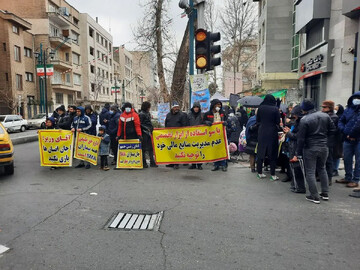اعتراض بیماران اس‌ام‌ای مقابل دفتر ریاست جمهوری + فیلم