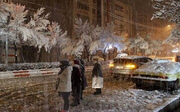 تصاویری از بارش شدید برف در نیاوران تهران / فیلم