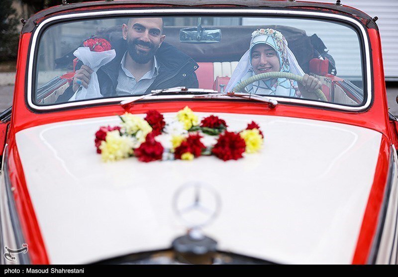 خودرو بامزه یک زوج در مراسم ازدواج دانشجویی