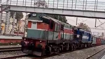 حرکت قطار باری بدون راننده با سرعت ۱۰۰ کیلومتر بر ساعت در هند + فیلم