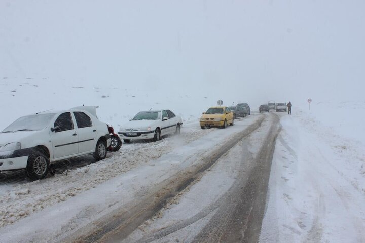 گرفتار شدن ده‌ها خودرو در کولاک برف در جاده قم اراک /فیلم