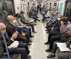 تصویری جالب از کتاب‌خوانی یک پیرمرد در مترو تهران